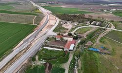Hayvanlar ve bahçe var, ama köye girip çıkamıyoruz