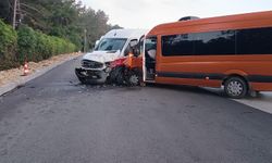 Sabah saatlerinde büyük panik: Tur minibüsleri birbirine girdi
