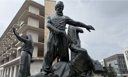 Kıbrıs Meydanı’nda duygulandıran görüntü: Anıt geri döndü