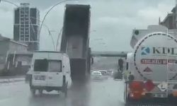 Ankara'da damperi açık kamyon üst geçide çarptı: 3 yaralı