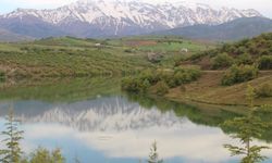 Kahramanmaraş'ta Esence Göleti ve Berit Dağı'nda kartpostallık manzara