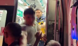 Polisi de atlattı! Ambulanstan kaçan genç gazeteciye saldırdı