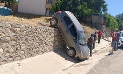 El freni unutulan otomobil istinat duvarından uçtu: Ucuz atlatıldı