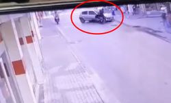İzleyenler kurgu sandı: Otomobille çarpışan kurye ayağa kalkıp yoluna devam etti!