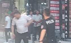 Ortalık karıştı! Bıçaklar ve satırlar havada uçuştu: 2 kişi yaralandı, 4 gözaltı