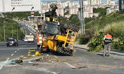 Küçükçekmece’de iş makinesini taşıyan çekici devrildi, sürücü hayatını kaybetti