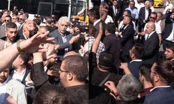 Özgür Özel ve Kılıçdaroğlu destekçileri Meclis önünde karşı karşıya geldi