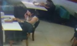 Yemeği bırakıp yerdeki altın kesesini alarak kayıplara karıştı