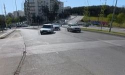 Seyir halindeki Tofaş’ın lastiği çıktı, motosikletli yardıma koştu