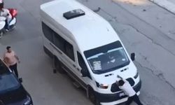 Yolcu minibüsünün önünü kesip araca saldırdı: O anlar kamerada