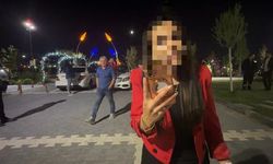Bebeği araçta unuttular, kendilerini çeken basına saldırdılar