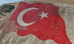 Kahramanmaraş'ta dünyanın en büyük Türk Bayrağı yenilendi
