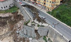 Rizede yol yarılıp çöktü, üstündeki binalar tahliye edildi: O anlar saniye saniye kayıtta!