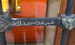 Tarihi Ulu Camii'nin korkuluklarındaki sır ifadeler vatandaşın ilgisini çekiyor