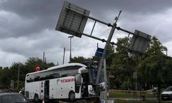 Yolcu otobüsü önce otomobile sonra levhaya çarptı 30 yaralı