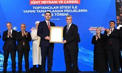 Bakan Kurum, ilk “Yeşil Ruhsat”ı Başkan Görgel’e takdim etti
