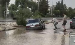 Adıyaman'da su borusu patladı: Asfalt çöktü, otomobil çukura düştü