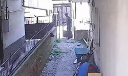 Böyle hırsızlık görülmedi! Güpegündüz kapıyı söküp ele arabasına yükledi