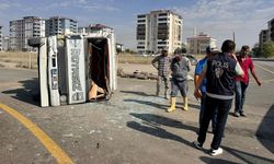 Elbistan'da kamyon devrildi: Minibüsle çarpışmada 2 kişi yaralandı