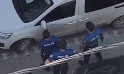 Esenyurt'ta elinde bıçakla sokağa inen şahıs panik yarattı!