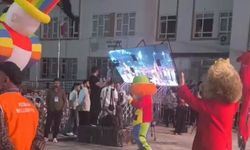 Festivalde korku dolu anlar! Dev LED ekran vatandaşların üzerine devrildi