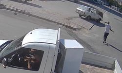 Film sahnelerini aratmayan kaza! Direksiyondan fırladı, otomobilin peşinden koştu