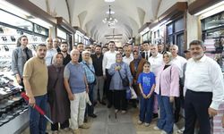 Kapalıçarşı kapılarını açtı: Bakan Kurum'a sembolik hediye