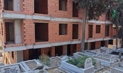 Mezarlık manzaralı sıfır daireler ilginç görüntüler oluşturdu