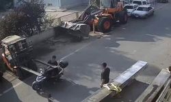Pes dedirten kaza! Motosikletli forkliftin demir ayaklarına çarptı