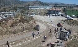 Taşlar havada uçuştu, Traktör üzerlerine geldi!