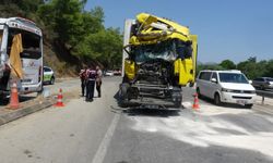 Yolcu indirirken tır çarptı! Midibüs devrildi: 11 yaralı