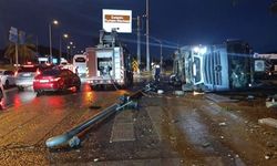 Antalya'da tır durağa devrildi: 2 kişi hayatını kaybetti