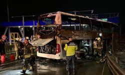 Bariyerlere çarpan otobüs alev alev yandı! Ölü ve yaralılar var