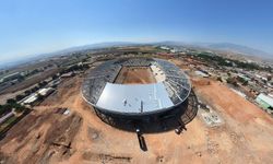 Kahramanmaraş'ın yeni stadyumunda kaba inşaat bitti, çatı kurulumu başladı