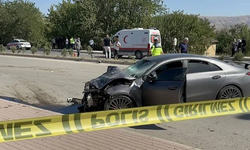 Çarpışmanın şiddetiyle otomobil ikiye ayrıldı!