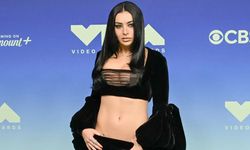 Charli XCX kırmızı halıda kıyafetiyle gündem oldu