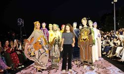 Galataport'ta görkemli defile! Podyumda ünlüler rüzgarı