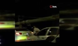 Kaputa oturdu, öndeki otomobili ayaklarıyla itti
