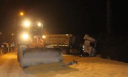 Kahramanmaraş'tan yola çıkan TIR Amasya'da devrildi: 25 TON mısır yola saçıldı