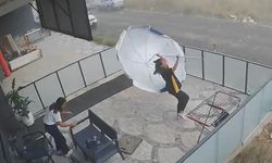 Rüzgarla imtihan: Güvenlik kamerası o anları anbean kaydetti!