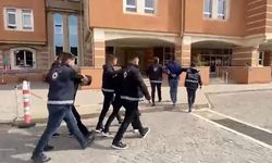 Sıradışı kamufle işe yaramadı: Etek giydiler, yine de yakalandılar!