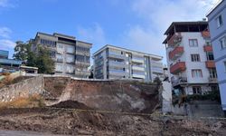 Kahramanmaraş’ta toprak kaydı, yol çöktü: “Demirleri alabilmek için istinat duvarını yıktılar”