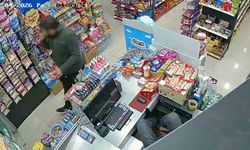 Aksaray’da kasada uyuyan marketçiyi fırsat bildi, marketi soydu