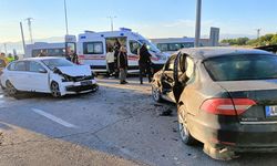 İki otomobil çarpıştı! Ortalık savaş alanına döndü