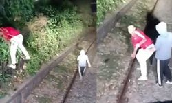 İzmir’de trenin önünü kestiler, binemeyince taşladılar