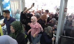 Kahramanmaraş'ta "Ne alırsan 100 TL" izdihamı! Vatandaşlar içeri girmek için yarıştı