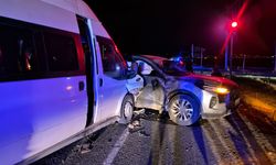 Kavşakta can pazarı! Minibüs ile otomobil çarpıştı: 12 yaralı