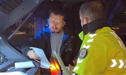 Kırmızı ışıkta sızıp kaldılar! Polis bile zor uyandırdı