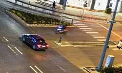 Motosiklet sürücüsü otomobilin içine girdi! O anlar kamerada