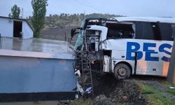 Otobüs tırla çarpıştı evin çatısına girdi: 15 yaralı!